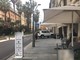 Sanremo: un altro parcheggio 'creativo' in centro, una Jeep salita completamente sul marciapiede (Foto)
