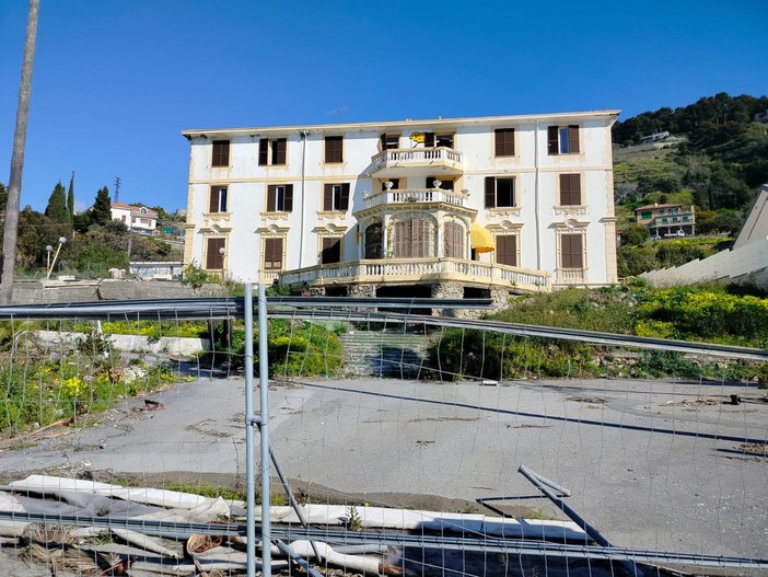 Sanremo, controlli della Polizia all'ex 'Parco Hotel' di corso Mazzini: espulso dall'Italia un uomo di 48 anni