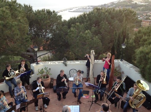 Indovina chi viene a Cena? A Villa Biener di Cipressa, un'intera orchestra improvvisa un concerto