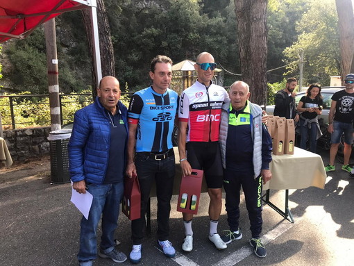 Nella foto, i due fratelli Lanzo dirigenti della Ciclistica Bordighera, e due dei protagonisti della gara