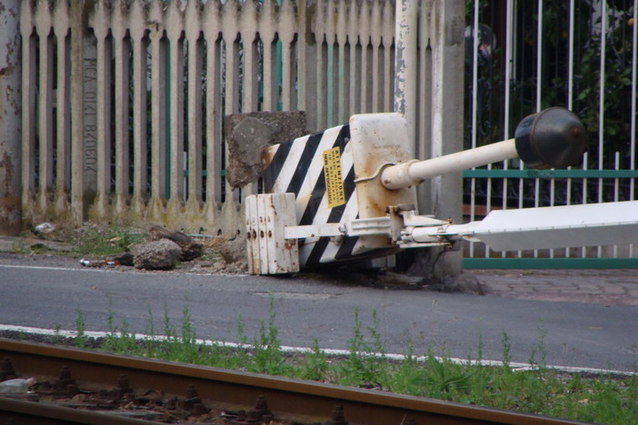 Diano Marina: cede basamento del passaggio a livello, disagi alla circolazione