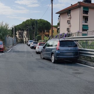 Sanremo: strada Borgo Tinasso, parcheggi selvaggi e minacce razziste, residenti tra paura, disagi e richieste di sicurezza