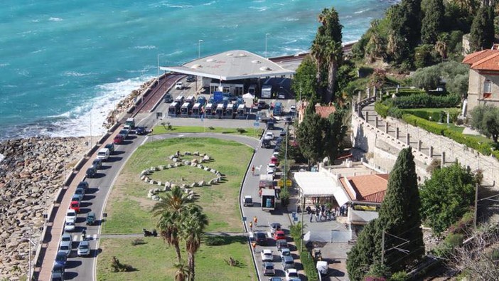 Ventimiglia: oltre 180 firme contro la cementificazione di piazzale De Gasperi "No alla demolizione del Terzo Paradiso" Ventimiglia: oltre 180 firme contro la cementificazione di piazzale De Gasperi "No alla demolizione del Terzo Paradiso"