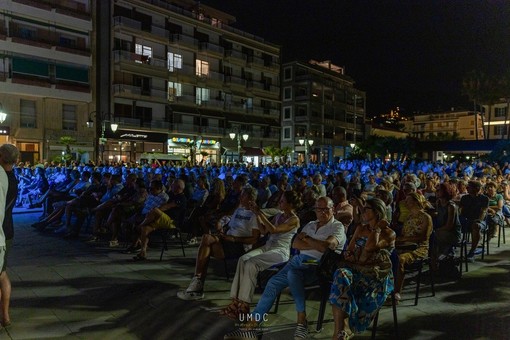 Alassio, "Musica sotto le Stelle" prosegue con un omaggio a Ennio Morricone in Piazza Partigiani Alassio, "Musica sotto le Stelle" prosegue con un omaggio a Ennio Morricone in Piazza Partigiani