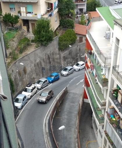 Sanremo: parcheggio selvaggio e rischi per il transito in via Melandri, i residenti chiedono un intervento (Foto) Sanremo: parcheggio selvaggio e rischi per il transito in via Melandri, i residenti chiedono un intervento (Foto)