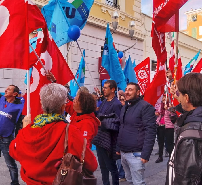 Il segretario provinciale del Partito Democratico di Imperia, Cristian Quesada, presente alla sciopero generale proclamato da Cgil e Uil Il segretario provinciale del Partito Democratico di Imperia, Cristian Quesada, presente alla sciopero generale proclamato da Cgil e Uil