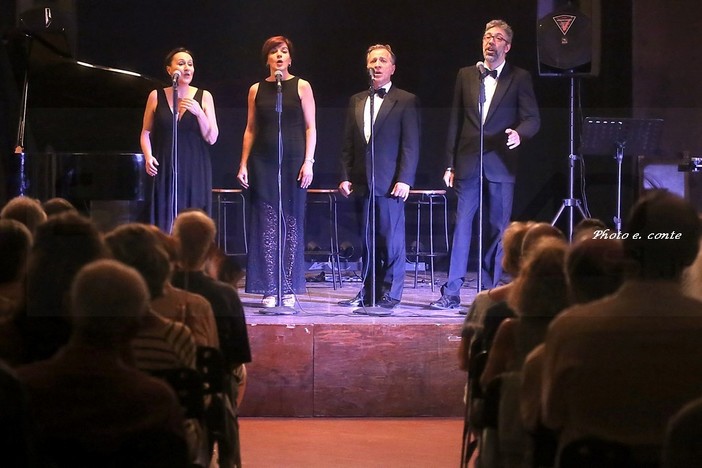 Bordighera: ieri sera all'ex chiesa Anglicana lo spettacolo 'Italiani popolo migrante' con il 'Quartetto Ritmo' (Foto e Video)