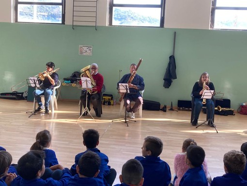 Arma di Taggia: lezione a scuola con la banda 'Anfossi' oggi alla Elementare 'Pastonchi' Arma di Taggia: lezione a scuola con la banda 'Anfossi' oggi alla Elementare 'Pastonchi'
