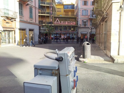 Sanremo: quadro elettrico tenuto con il 'fil di ferro', ecco l'emblema di una piazza che sembra 'dimenticata'