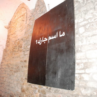 Il cartello con la scritta in arabo alle Rivolte Il cartello con la scritta in arabo alle Rivolte