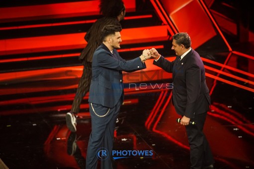 Sanremo: Toti dal palco dell'Ariston “Avete fatto sorridere qualcuno che vi guarda da un ospedale”