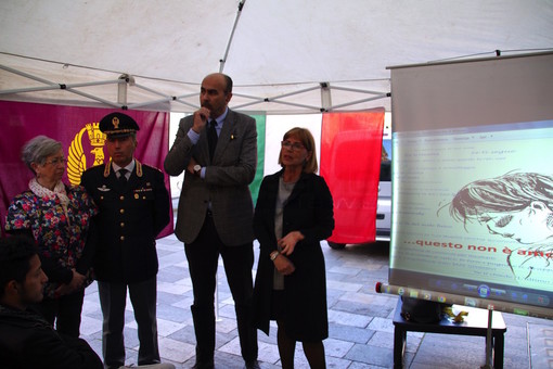 Sanremo: la Polizia al fianco delle donne con la campagna “Questo non è amore” (foto e video)