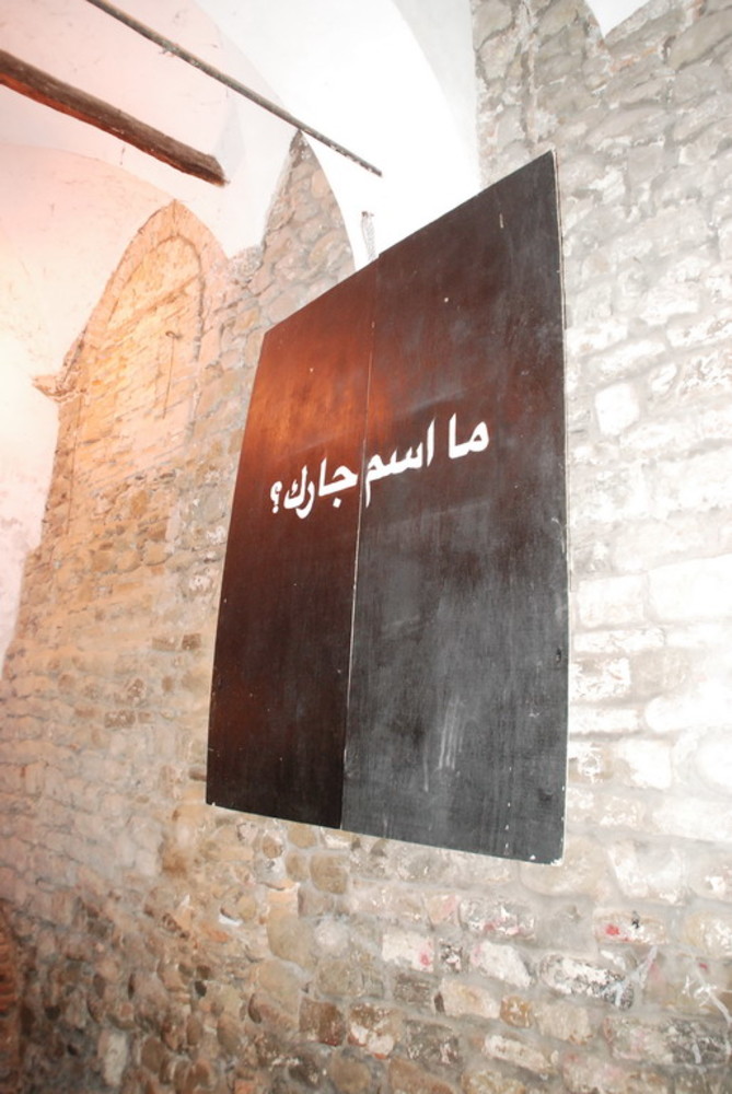 Il cartello con la scritta in arabo alle Rivolte