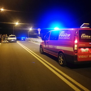 Due incidenti nella notte: furgone si schianta in A10 a San Bartolomeo e tre giovani volano fuoristrada ad Imperia