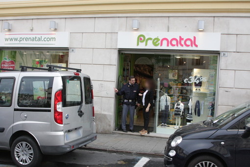 Sanremo: rapina al negozio Prenatal di piazza Eroi, ladro armato di coltello si porta via 1000 euro