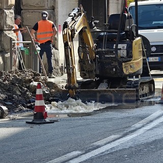 Sanremo: si rompe una tubazione in via Volta, pronto intervento degli operai di Rivieracqua (Foto)