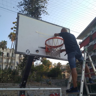 Sanremo: sistemati i tabelloni dei canestri al campetto del Bellevue, quanto dureranno? (Foto)