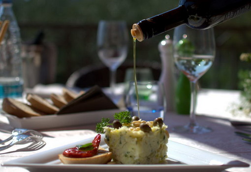 Metti una sera a cena con l'Olio Roi Cru Campo Golf, esordio gastronomico per il nuovo Cru, il primo olio DOP di Sanremo