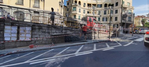 Sanremo: sistemata la ringhiera di via Francia divelta domenica mattina da un'auto (Foto)