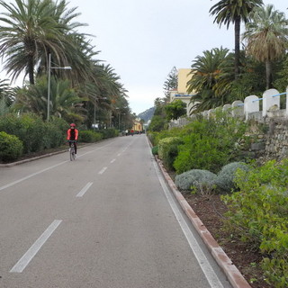 La pista ciclopedonale del ponente si presenta 'tirata a lucido' in occasione del Festival di Sanremo
