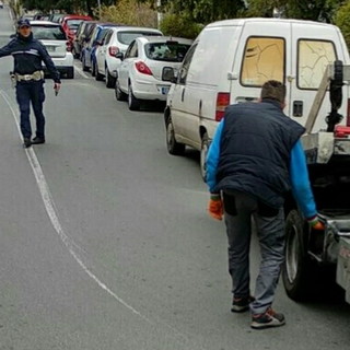 Sanremo: parcheggia subito dopo un tornante rischiando di provocare incidenti, viene rimosso (Foto)