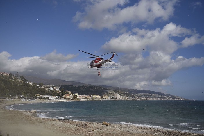 Riprese all'alba le ricerche dell'82enne disperso in mare da ieri: Capitaneria e Vigili del Fuoco in azione tra Sanremo e Bordighera