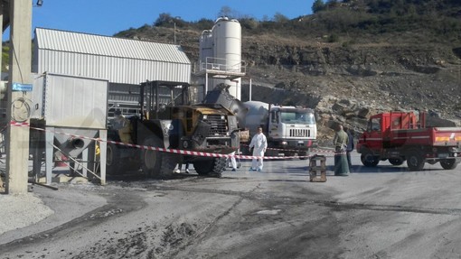 Imperia: incendio ieri sera nella sede di un'azienda edile in via Nazionale, distrutta dal fuoco una ruspa (Foto)