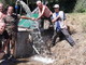 Civezza: un Sindaco 'operaio' con le mani nel fango, una squadra di volontari e l'acqua torna dai rubinetti (Foto)