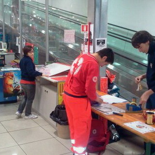 Imperia: grande successo per la raccolta della Croce Rossa locale durante le feste di Natale Imperia: grande successo per la raccolta della Croce Rossa locale durante le feste di Natale