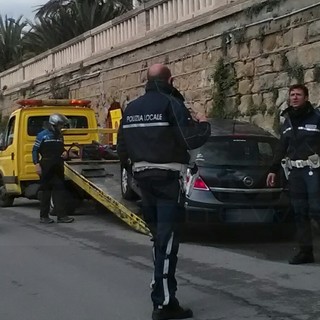 Sanremo: giornata da bollino nero per traffico e parcheggi, diverse le rimozioni sul lungomare (Foto)