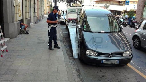 La rimozione di un'auto con targa francese in via Roma