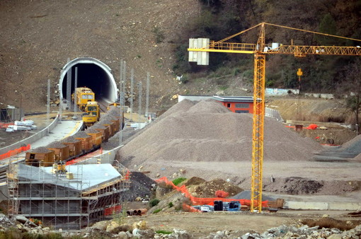 A ponente fischia il treno del binario unico