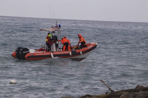 Proseguono da terra e in mare le ricerche del 67enne Mario Maffi, allertate anche le autorità francesi