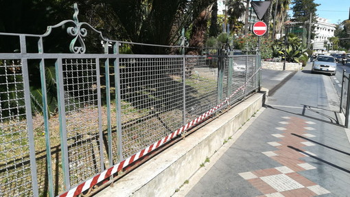 Sanremo: lavori di restyling e verniciatura per la storica cancellata di Villa Zirio in corso Cavallotti
