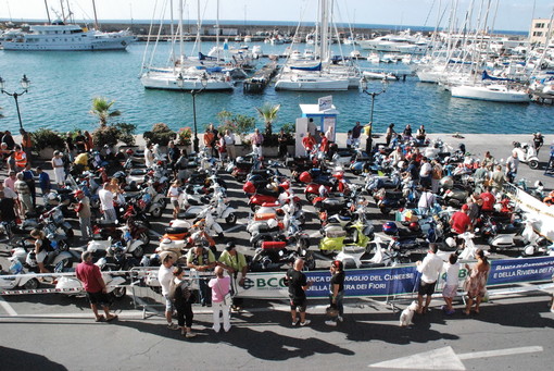 Sanremo: grande successo per il raduno dei 'vespisti', partiti da piazzale Vesco