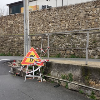 Sanremo: pietra miliare rotta da una settimana a San Giovanni, lettore chiede il ripristino (Foto) Sanremo: pietra miliare rotta da una settimana a San Giovanni, lettore chiede il ripristino (Foto)
