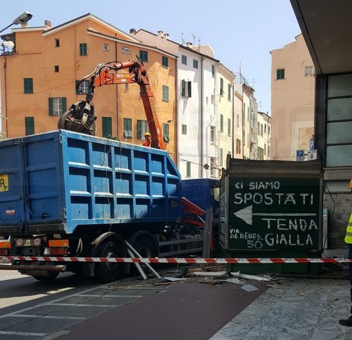 Sanremo: rimosso il chiosco che fino a poco tempo fa ospitava l'edicola di fronte all'Annonario (Foto)