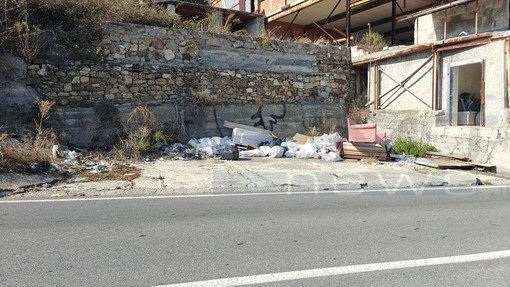 Sanremo: 'solito' abbandono di rifiuti in via Padre Semeria, pessimo biglietto da visita per la città (Foto) Sanremo: 'solito' abbandono di rifiuti in via Padre Semeria, pessimo biglietto da visita per la città (Foto)