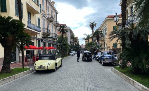 Bordighera: corso Italia si trasforma in una Montercarlo del dopoguerra per il set di una produzione francese (Foto) Bordighera: corso Italia si trasforma in una Montercarlo del dopoguerra per il set di una produzione francese (Foto)