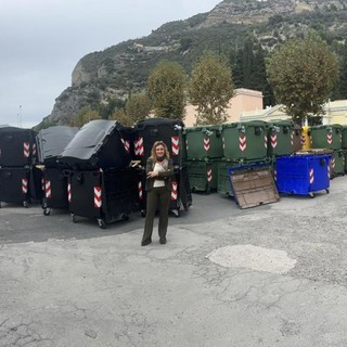 Rifiuti a Ventimiglia, l'assessore Raco: "125 nuovi cassonetti per eliminare sporcizia e brutture" (Foto) Rifiuti a Ventimiglia, l'assessore Raco: "125 nuovi cassonetti per eliminare sporcizia e brutture" (Foto)