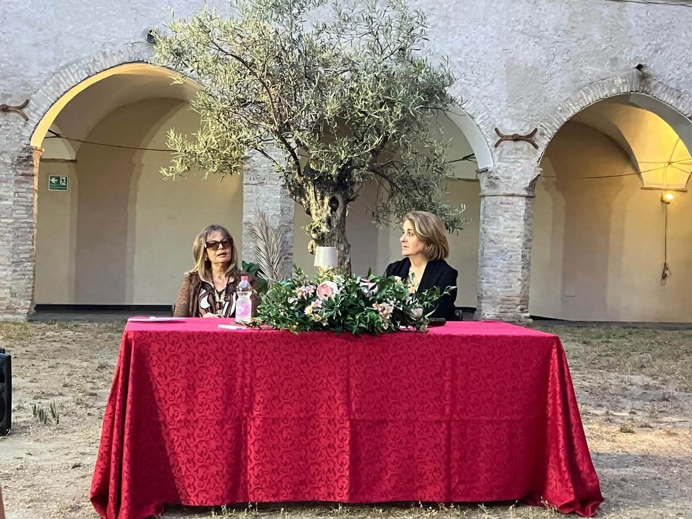 "Dragonfly. La forma del vento" sbarca a Ventimiglia, Raffaella Fenoglio protagonista a 'Il Chiostro Sussura...' (Foto) "Dragonfly. La forma del vento" sbarca a Ventimiglia, Raffaella Fenoglio protagonista a 'Il Chiostro Sussura...' (Foto)