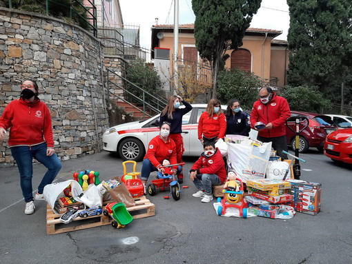 Per i piccoli del REDS Rugby Team di Imperia non solo palla ovale ma anche beneficienza Per i piccoli del REDS Rugby Team di Imperia non solo palla ovale ma anche beneficienza