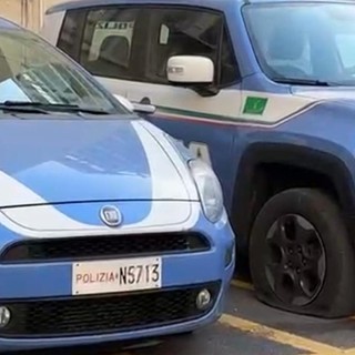 Quattro veicoli della Polizia di Frontiera danneggiati a Ventimiglia: pneumatici forati nel parcheggio di piazza della Libertà