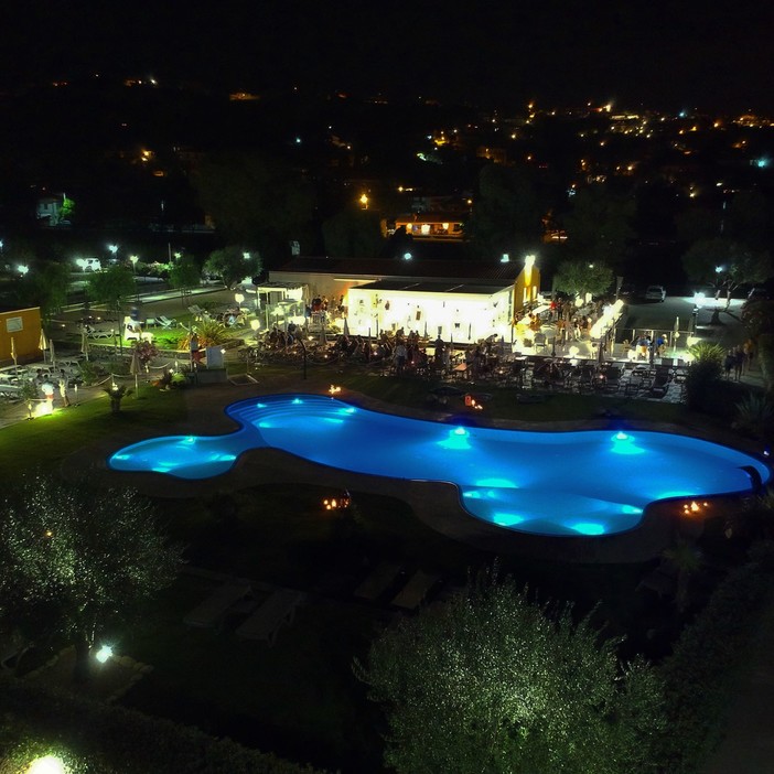 Al ReBi Village una serata romantica con concerto a bordo piscina assieme a Manuel Borroi: appuntamento venerdì 10 Al ReBi Village una serata romantica con concerto a bordo piscina assieme a Manuel Borroi: appuntamento venerdì 10