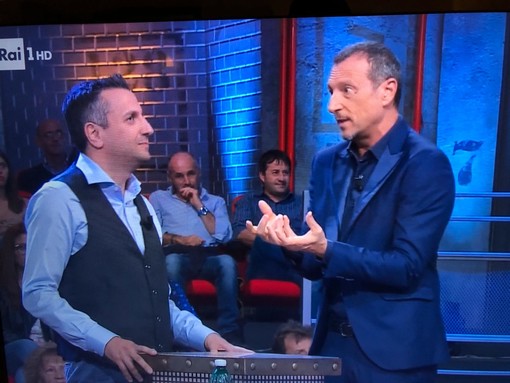 Il sanremese Rolando a 'I Soliti Ignoti' su Rai1: Amadeus lo saluta con un “Ci vediamo a Sanremo” Il sanremese Rolando a 'I Soliti Ignoti' su Rai1: Amadeus lo saluta con un “Ci vediamo a Sanremo”