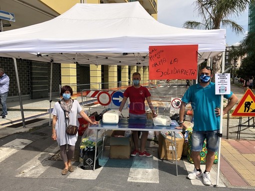Al mercato di Arma di Taggia scatta gara di solidarietà per le famiglie coinvolte nell'incendio di piazza Spinola (foto e video) Al mercato di Arma di Taggia scatta gara di solidarietà per le famiglie coinvolte nell'incendio di piazza Spinola (foto e video)