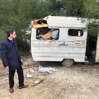 Bordighera: da stamattina iniziato l'intervento del Comune alla discarica abusiva di Montenero (Foto) Bordighera: da stamattina iniziato l'intervento del Comune alla discarica abusiva di Montenero (Foto)
