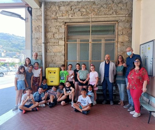 Vallecrosia: installato un raccoglitore di pile usate alla scuola “Andea Doria”