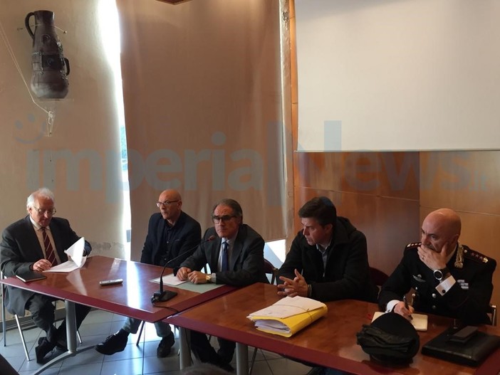 Un ponte 'bailey' o il passaggio dove adesso c'è il camminamento: ecco le due soluzioni per 'liberare' Rocchetta Nervina (Video)