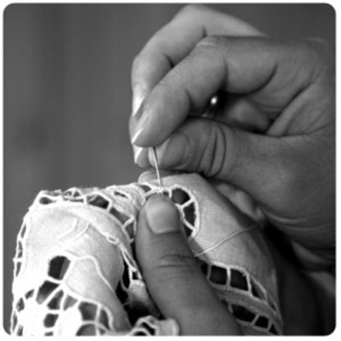 Imperia: corso di ricamo all'Istituto 'Boine'